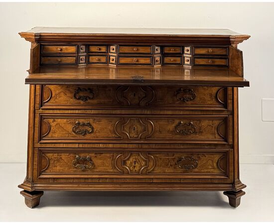 Walnut chest of drawers, partly veneered in walnut, late 17th century