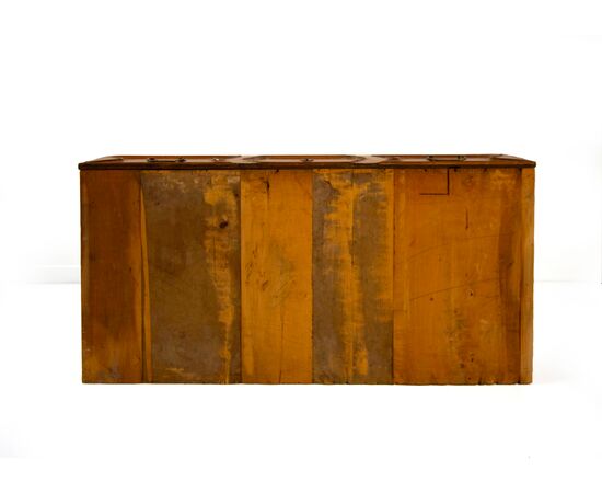 Cassettone lastronato in noce e radica, Lombardia, inizio del XVIII secolo