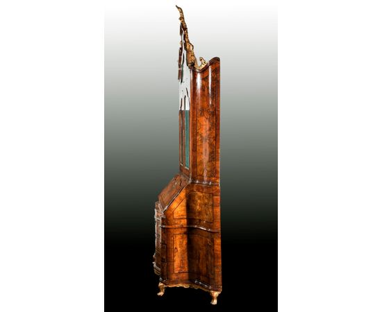 Ebanisteria veneta del XVIII secolo, Cassettone a ribalta con alzata