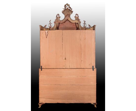 Ebanisteria veneta del XVIII secolo, Cassettone a ribalta con alzata