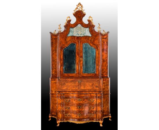 Ebanisteria veneta del XVIII secolo, Cassettone a ribalta con alzata