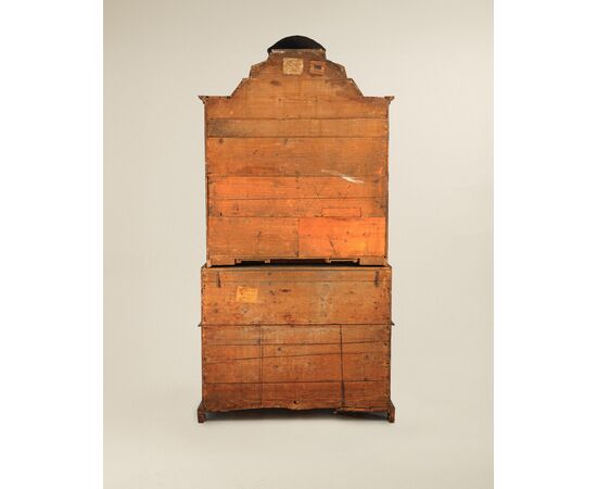 Cassettone a ribalta con alzata lastronato in carrubo, Veneto XVIII secolo