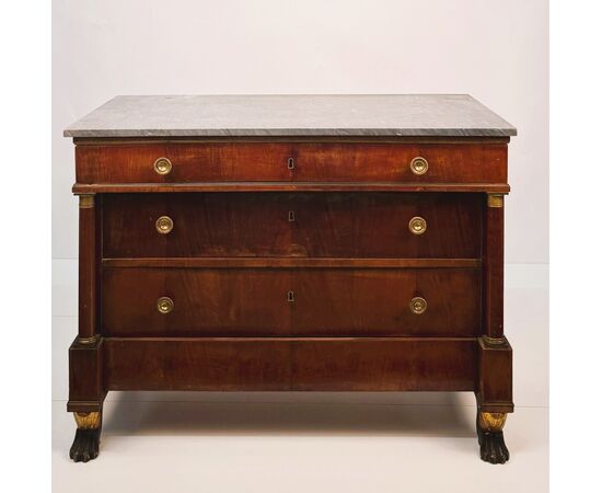 Walnut veneered chest of drawers, first quarter of the 19th century.