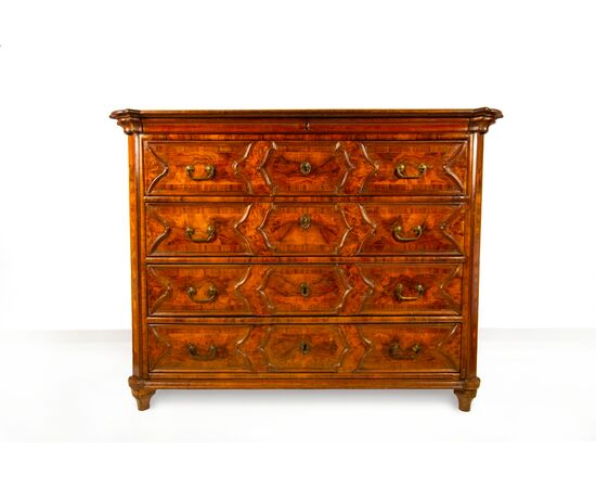 Cassettone lastronato in noce e radica, Lombardia, inizio del XVIII secolo