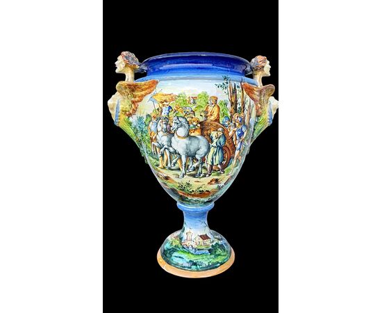 Grande vaso in maiolica a decoro istoriato con colonna lignea.Molaroni ,Pesaro.