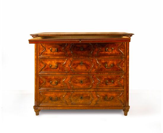 Cassettone lastronato in noce e radica, Lombardia, inizio del XVIII secolo
