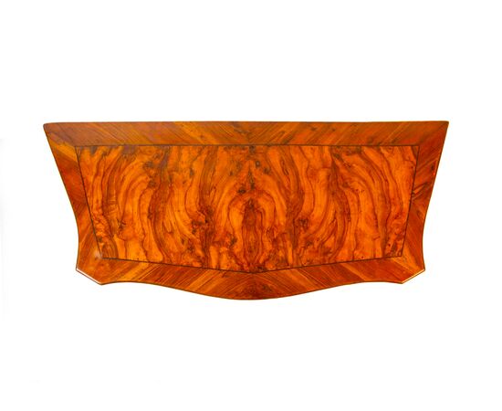 Cassettone lastronato in carrubo, noce e radica, Modena, metà del XVIII secolo