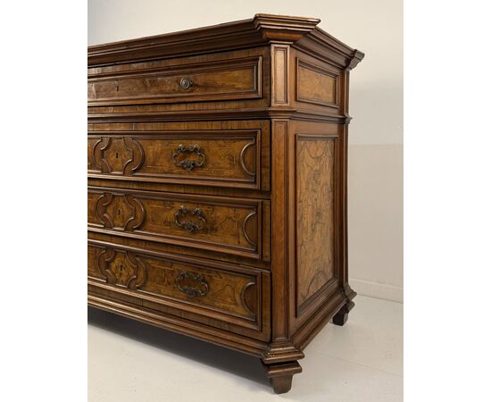 Walnut chest of drawers, partly veneered in walnut, late 17th century