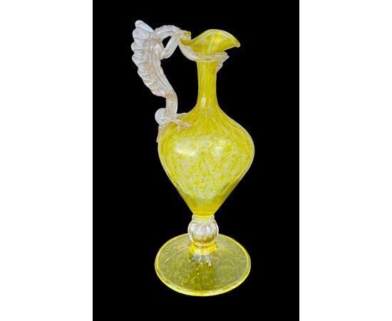 Vaso versatoio in vetro con presa a forma di drago. Salviati.Murano.