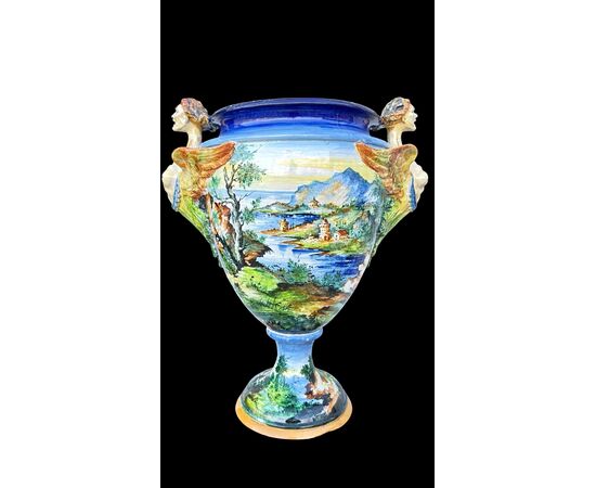 Grande vaso in maiolica a decoro istoriato con colonna lignea.Molaroni ,Pesaro.