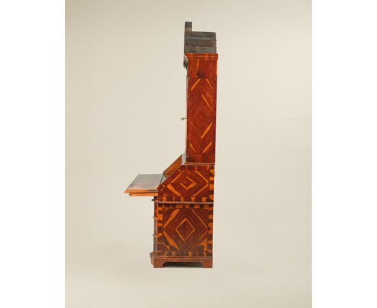 Cassettone a ribalta con alzata lastronato in carrubo, Veneto XVIII secolo