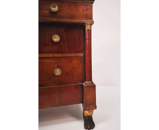 Walnut veneered chest of drawers, first quarter of the 19th century.