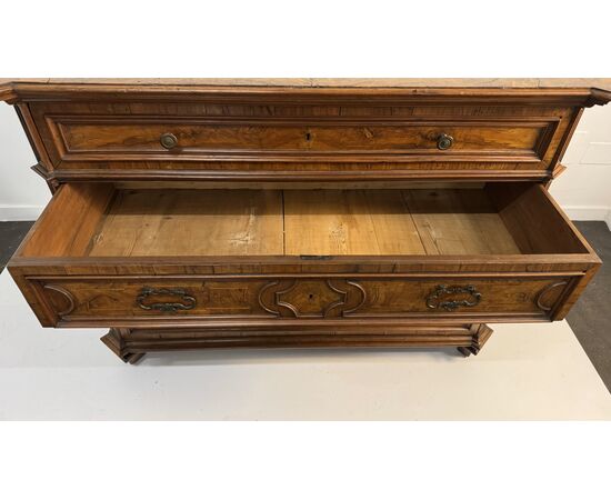 Walnut chest of drawers, partly veneered in walnut, late 17th century