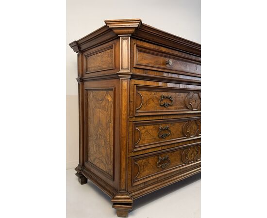 Walnut chest of drawers, partly veneered in walnut, late 17th century