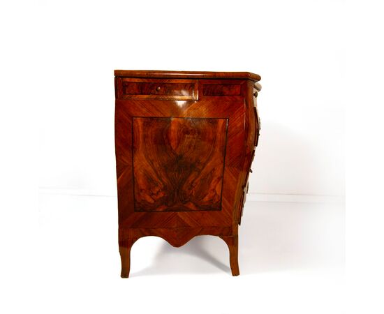 Cassettone lastronato in carrubo, noce e radica, Modena, metà del XVIII secolo