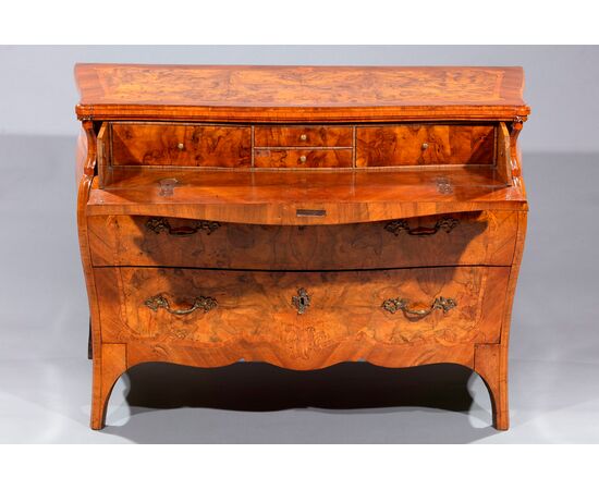 Chest of drawers veneered in walnut and walnut burl, Lombardy, mid-18th century