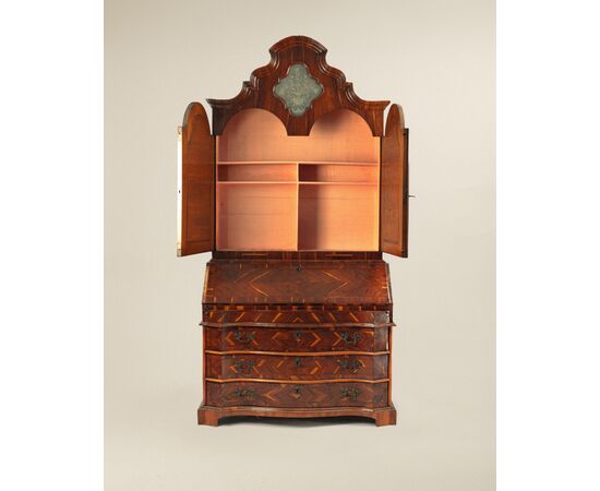 Cassettone a ribalta con alzata lastronato in carrubo, Veneto XVIII secolo