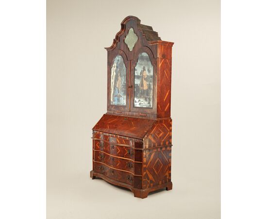 Cassettone a ribalta con alzata lastronato in carrubo, Veneto XVIII secolo