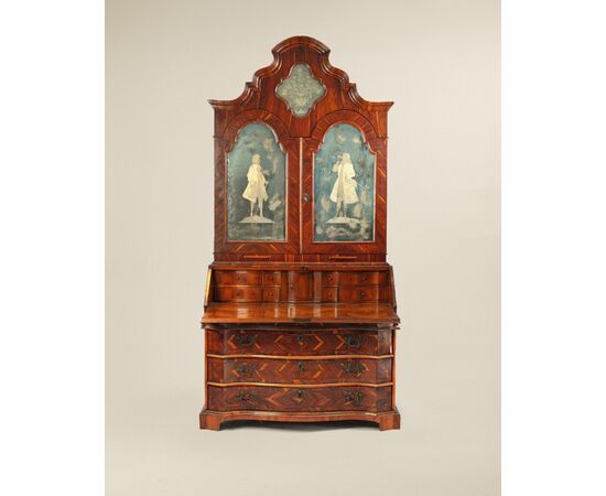 Cassettone a ribalta con alzata lastronato in carrubo, Veneto XVIII secolo