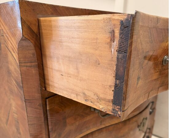 Cassettone lastronato in palissandro, Sicilia, metà XVIII secolo