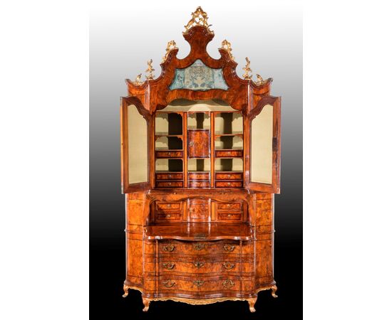 Ebanisteria veneta del XVIII secolo, Cassettone a ribalta con alzata