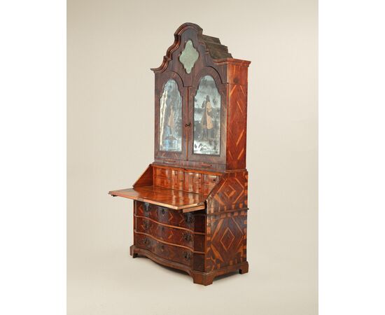 Cassettone a ribalta con alzata lastronato in carrubo, Veneto XVIII secolo