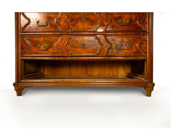 Cassettone lastronato in noce e radica, Lombardia, inizio del XVIII secolo