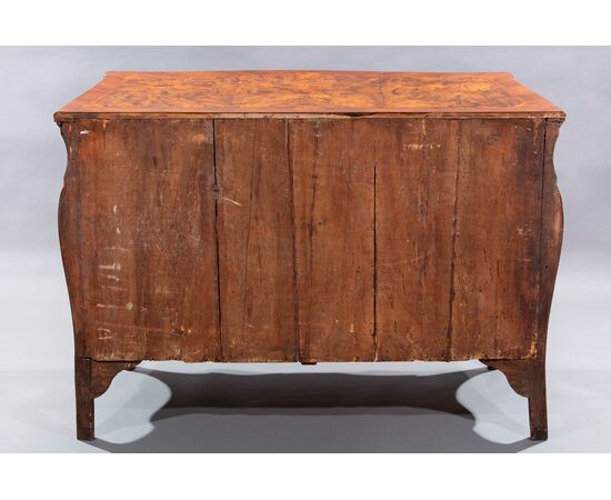 Chest of drawers veneered in walnut and walnut burl, Lombardy, mid-18th century