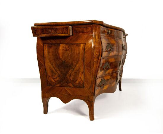 Cassettone lastronato in carrubo, noce e radica, Modena, metà del XVIII secolo