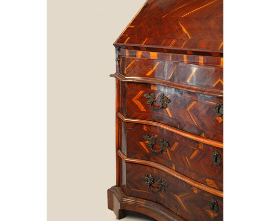 Cassettone a ribalta con alzata lastronato in carrubo, Veneto XVIII secolo