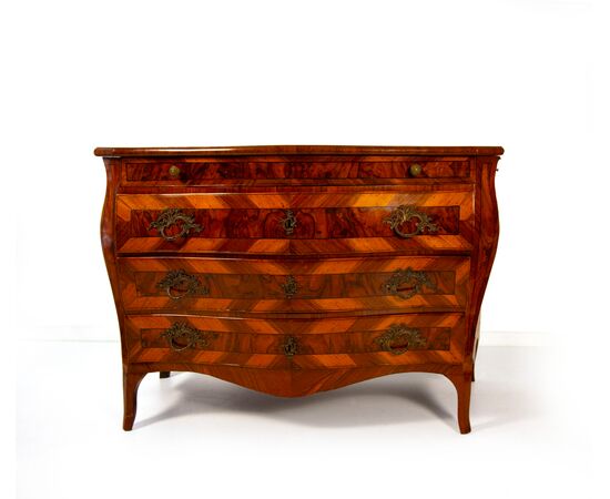 Cassettone lastronato in carrubo, noce e radica, Modena, metà del XVIII secolo