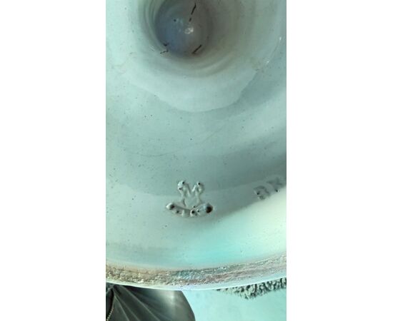 Grande vaso in maiolica a decoro istoriato con colonna lignea.Molaroni ,Pesaro.