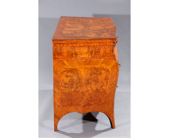 Chest of drawers veneered in walnut and walnut burl, Lombardy, mid-18th century
