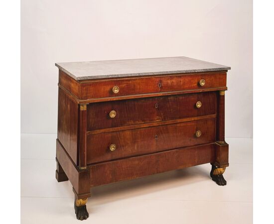 Walnut veneered chest of drawers, first quarter of the 19th century.