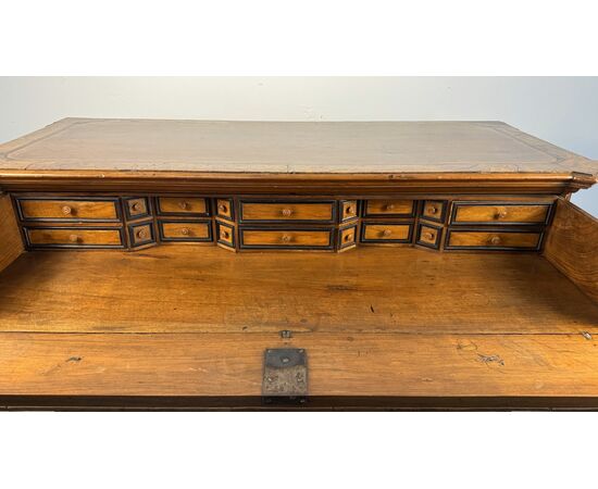 Walnut chest of drawers, partly veneered in walnut, late 17th century