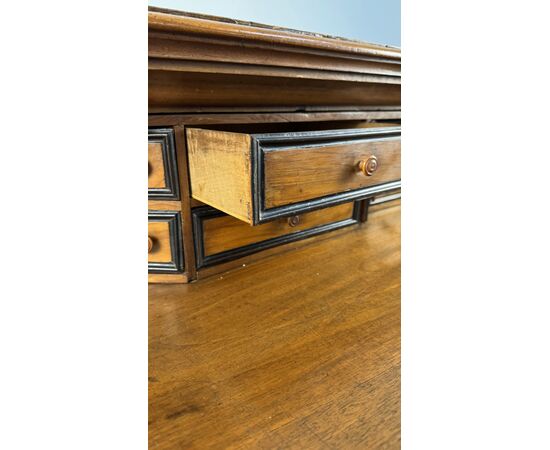 Walnut chest of drawers, partly veneered in walnut, late 17th century