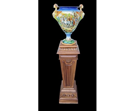 Grande vaso in maiolica a decoro istoriato con colonna lignea.Molaroni ,Pesaro.