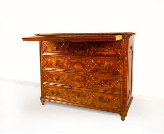 Cassettone lastronato in noce e radica, Lombardia, inizio del XVIII secolo