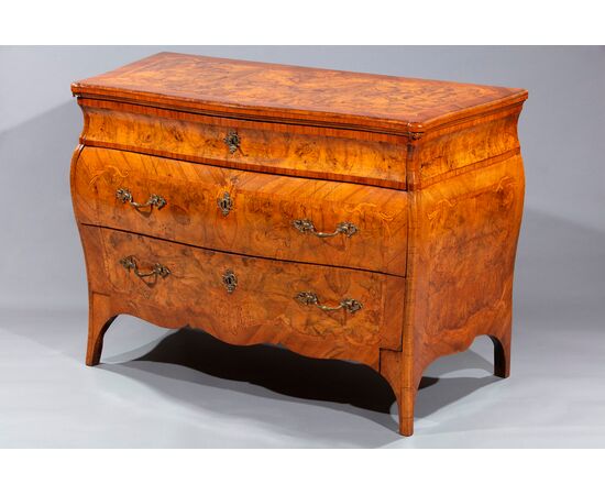 Chest of drawers veneered in walnut and walnut burl, Lombardy, mid-18th century
