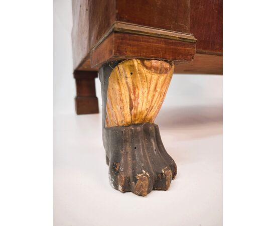 Walnut veneered chest of drawers, first quarter of the 19th century.