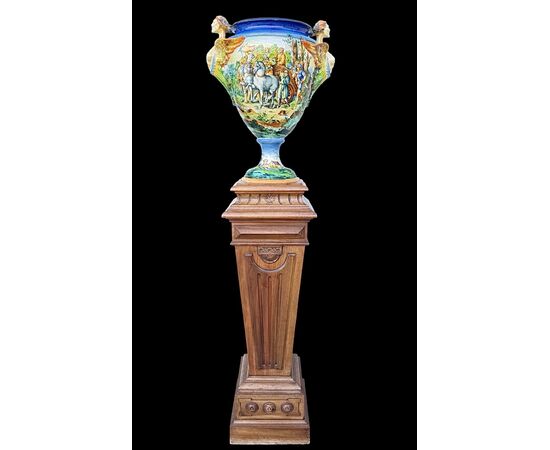 Grande vaso in maiolica a decoro istoriato con colonna lignea.Molaroni ,Pesaro.