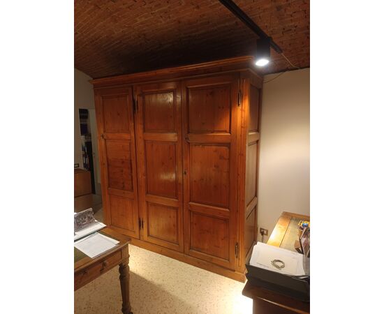 Elegante armadio  in abete