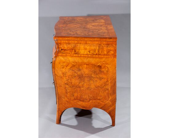 Chest of drawers veneered in walnut and walnut burl, Lombardy, mid-18th century