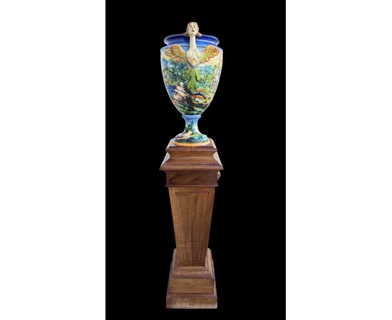 Grande vaso in maiolica a decoro istoriato con colonna lignea.Molaroni ,Pesaro.