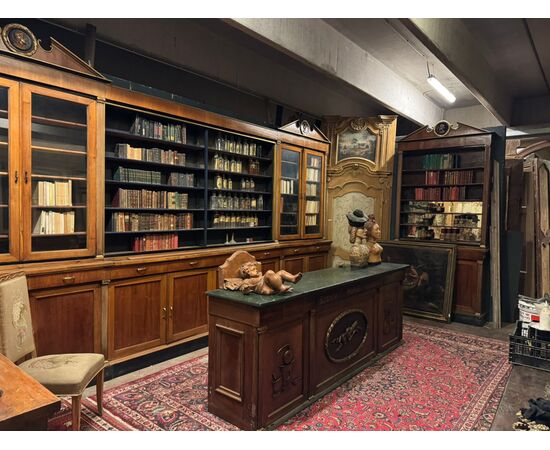 LIB159 - Farmacia in legno di noce. Epoca primi '900. Misure totali metri lineari 13,50 x H 2,90