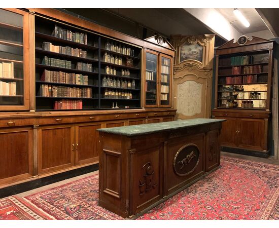 LIB159 - Farmacia in legno di noce. Epoca primi '900. Misure totali metri lineari 13,50 x H 2,90