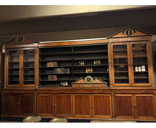 LIB159 - Farmacia in legno di noce. Epoca primi '900. Misure totali metri lineari 13,50 x H 2,90