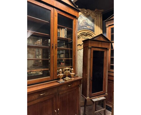 LIB159 - Farmacia in legno di noce. Epoca primi '900. Misure totali metri lineari 13,50 x H 2,90