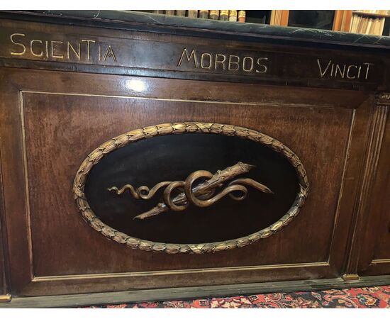 LIB159 - Farmacia in legno di noce. Epoca primi '900. Misure totali metri lineari 13,50 x H 2,90