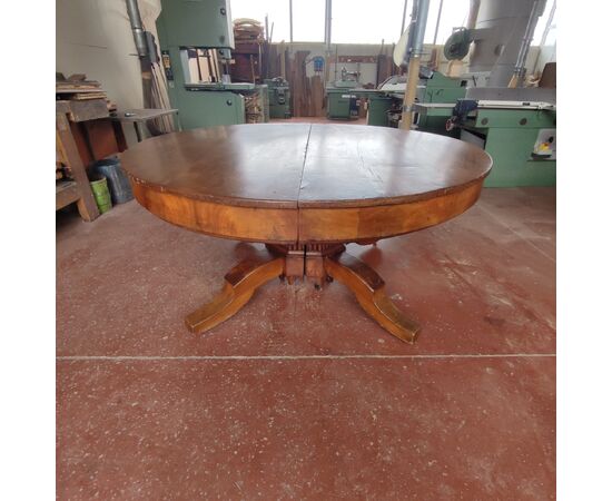 Large extendable round table